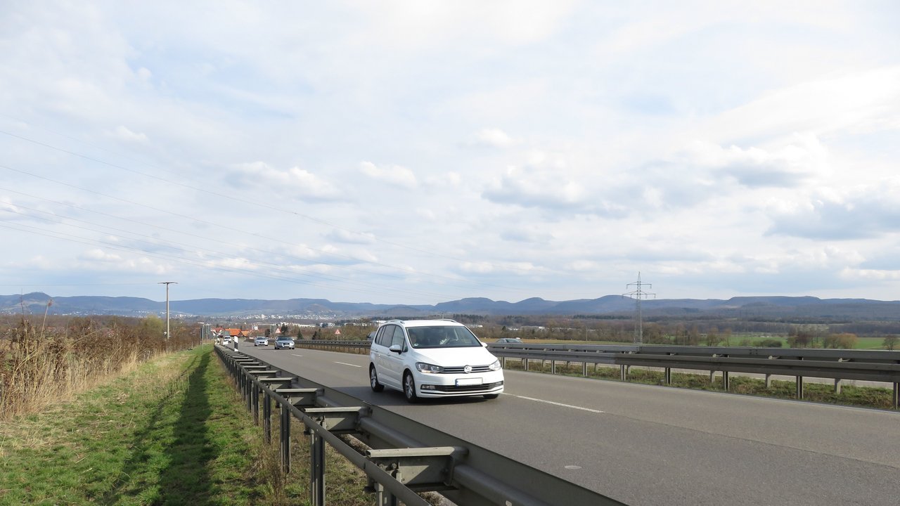 ein weißes Auto auf der B 28 zwischen Anschlussstellen Jettenburg und Kusterdingen