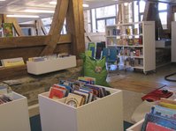 Bilderbuchbereich mit Bilderbuchtrögen in der Bibliothek Gomaringen