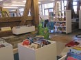 Bibliothek Gomaringen - Kinderbereich Bilderbuchbereich mit Bilderbuchtrögen in der Bibliothek Gomaringen