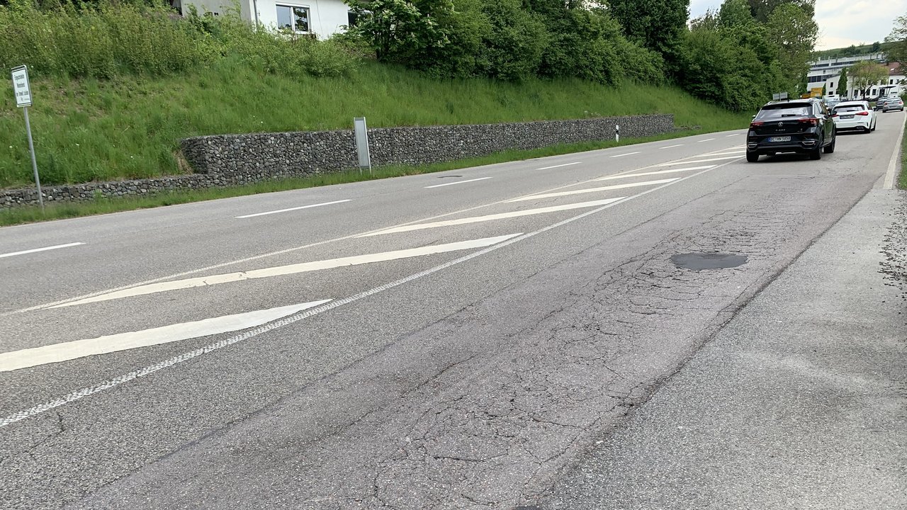 Das Foto zeigt die sanierungsbedürftige B 312 in der Ortsdurchfahrt Ochsenhausen