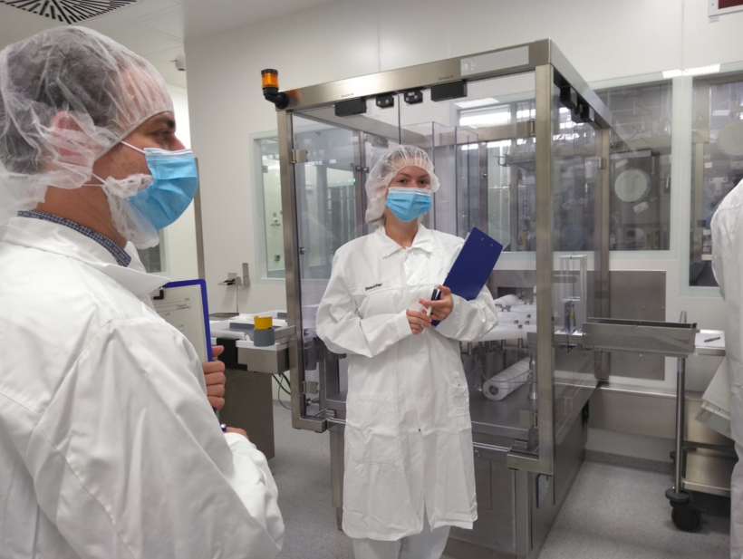 Zwei Inspektoren bei der Azrneimittelüberwachung