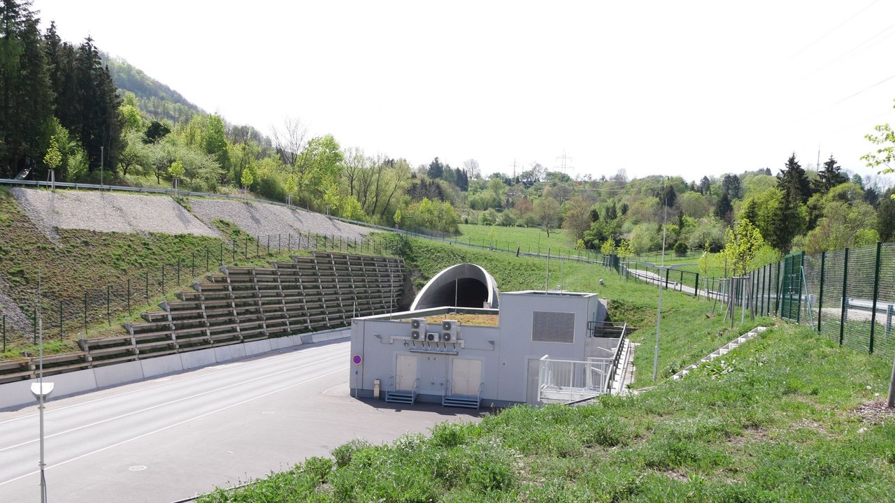 Blick auf den Scheibengipfeltunnel Reutlingen; davor sieht man eine Technikanlage