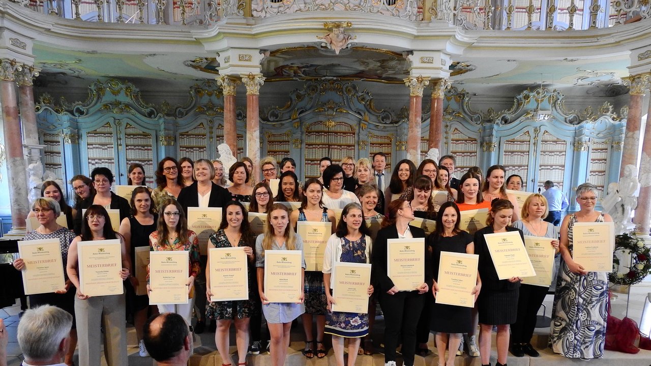 Grupenbild der neuen Hauswirtschaftsmeisterinnen 2022