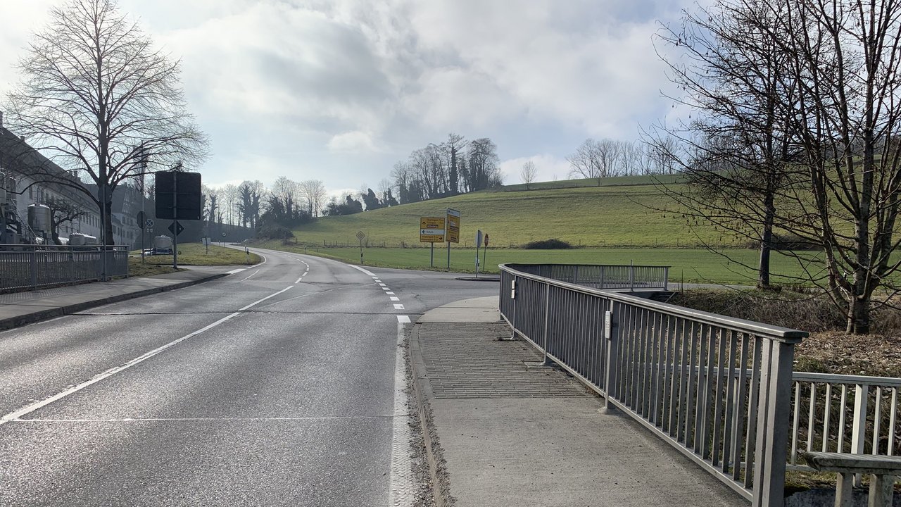 Das Foto zeigt eine Brücke vor der Einmündung L 200A / L 205 beim Schloss Salem