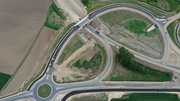 Eine Luftaufnahme mehrerer Straßen. Teile sind neu asphaltiert, andere noch nicht.