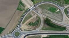 Eine Luftaufnahme mehrerer Straßen. Teile sind neu asphaltiert, andere noch nicht.