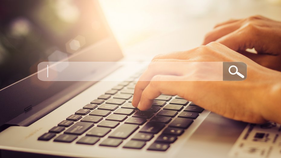 Kaufgesuch abgeben Frauenhände geben einen Suchbegriff auf dem Laptop ein