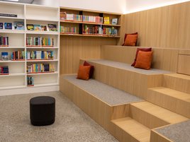 Stadtbibliothek Laupheim - Lesetreppe im Kinderbereich