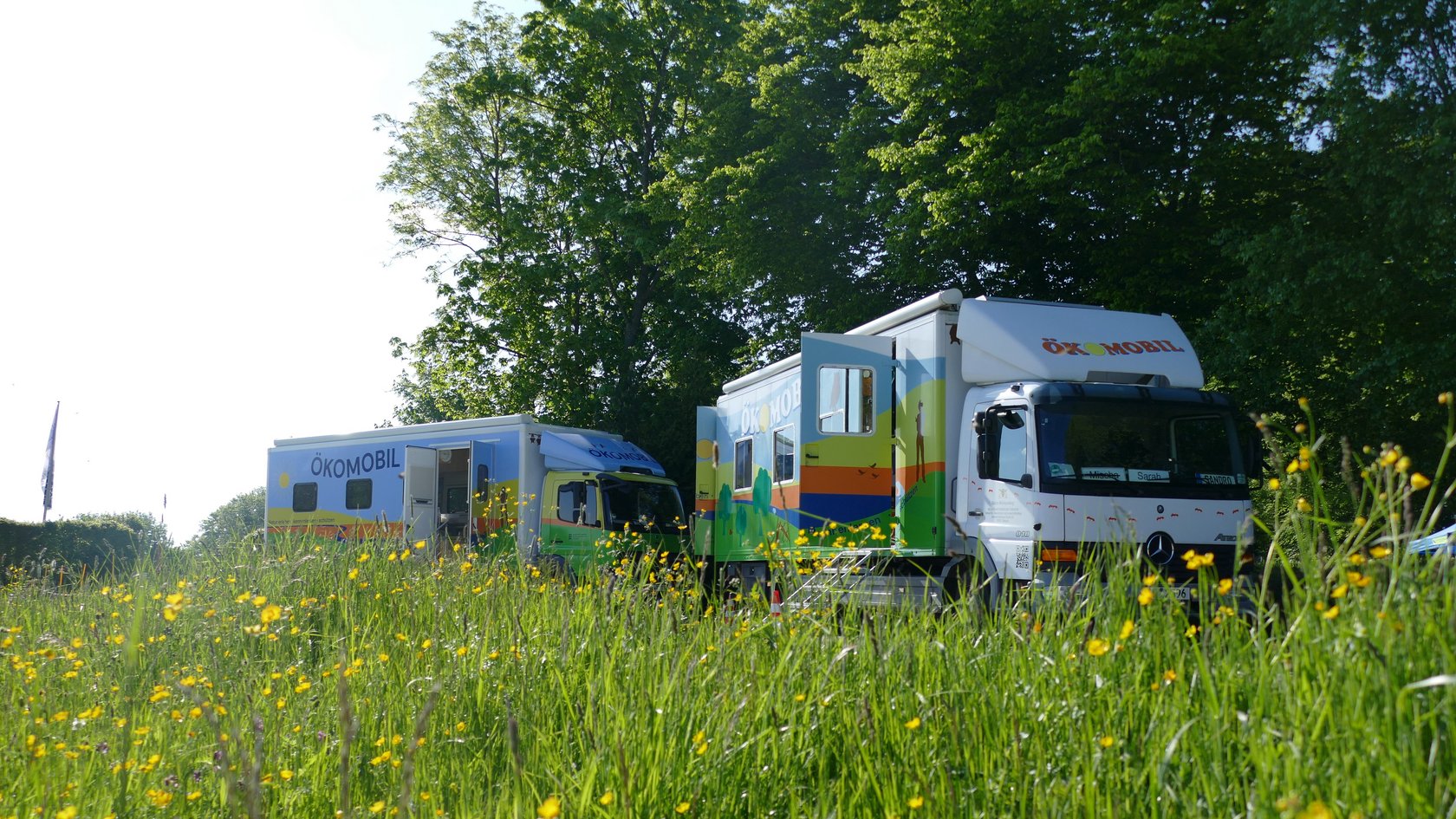 Die zwei Ökomobile des Regierungspräsidiums Tübingen in der Natur