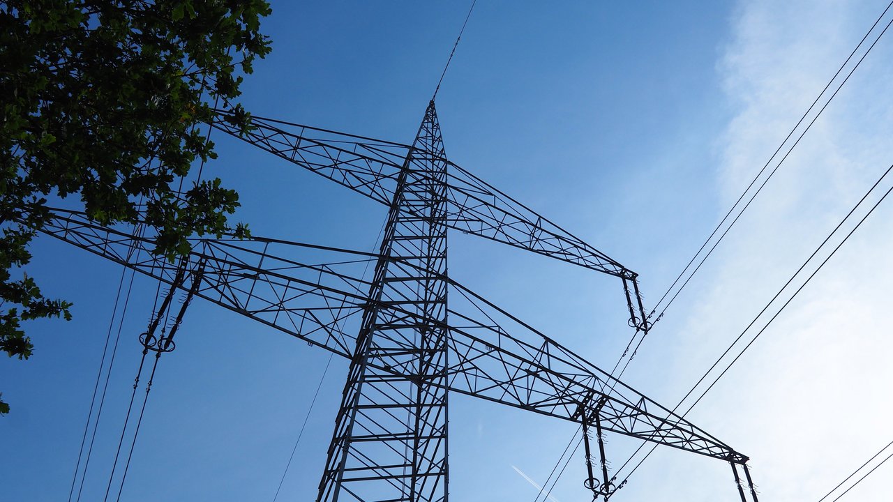 Das Foto zeigt einen Strommast