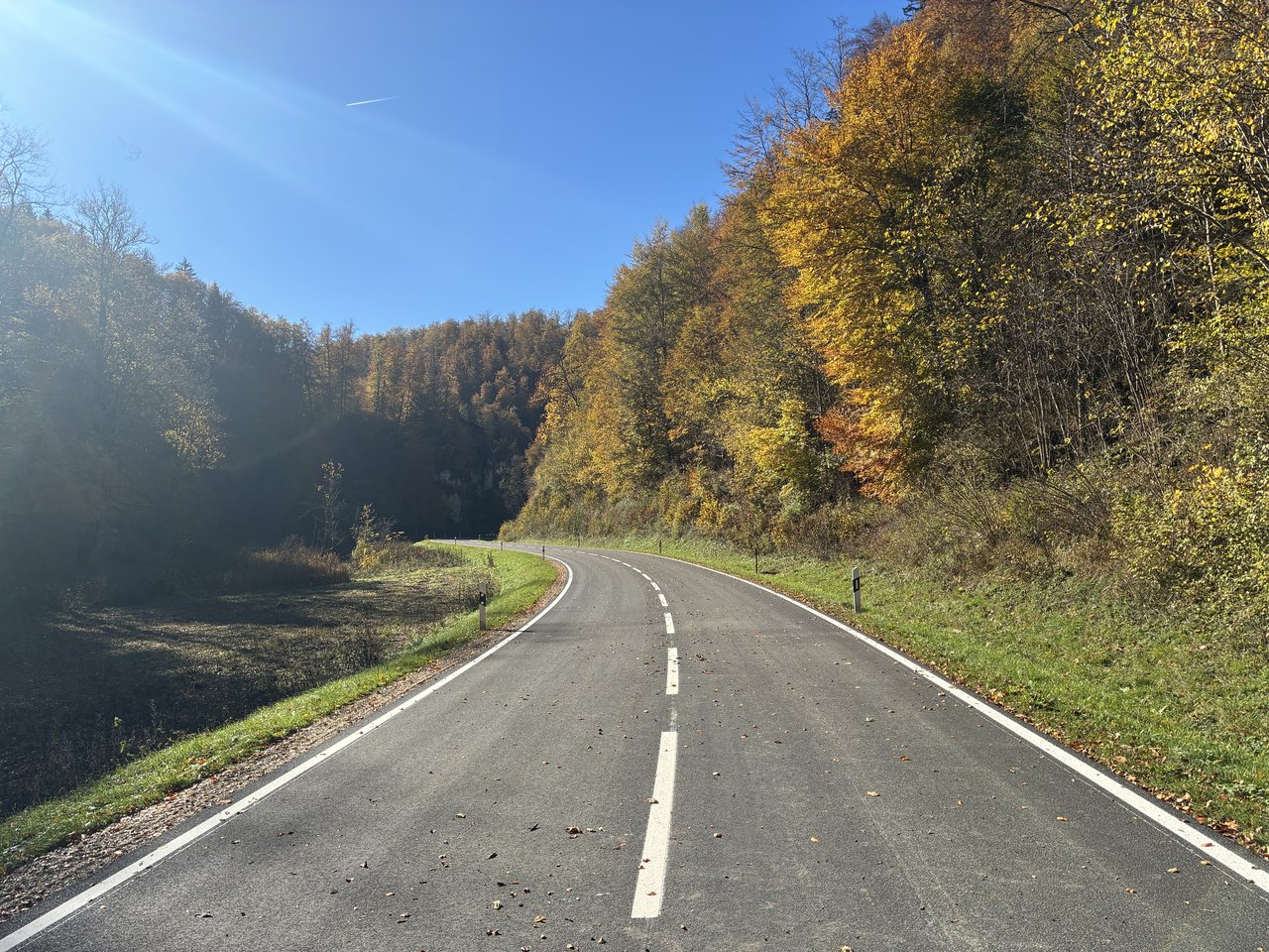 Das Foto zeigt die sanierte Fahrbahn der L 245 zwischen Seeburg und Hengen