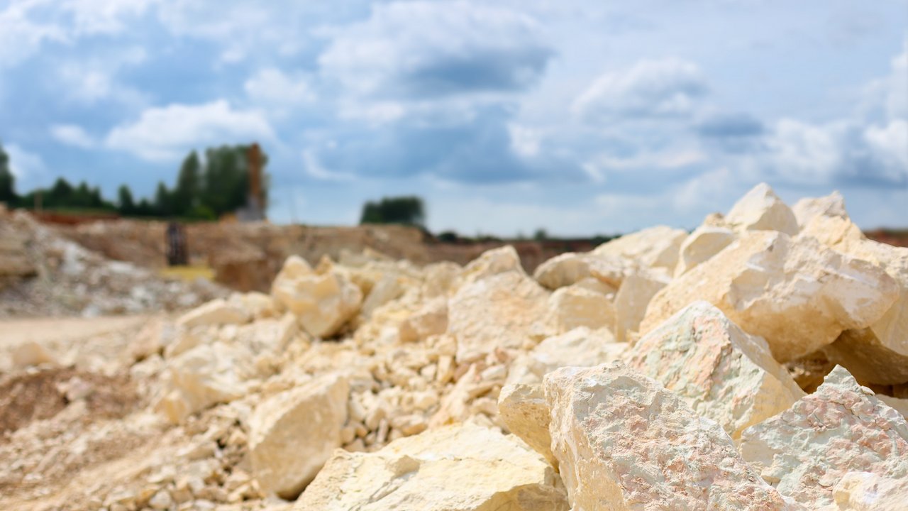 Das Bild zeigt eine Ansammlung von weißen Kalksteinen