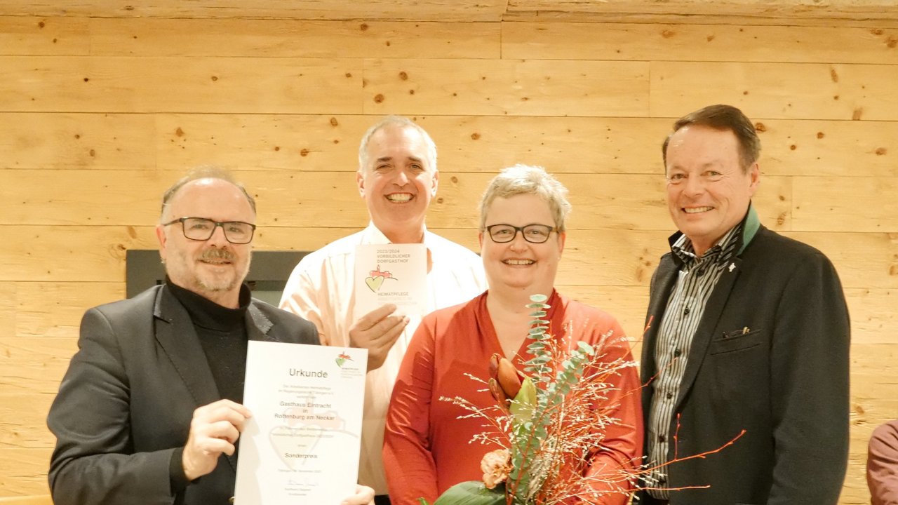 Das Foto zeigt Herrn Regierungspräsident Klaus Tappeser und Karlheinz Geppert bei der Übergabe des Preises an Stefanie und Achim Neu, Gasthaus Eintracht in Rottenburg