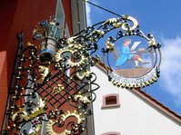 Wegweiser am Gebäude der Öffentlichen Bücherei Trochtelfingen