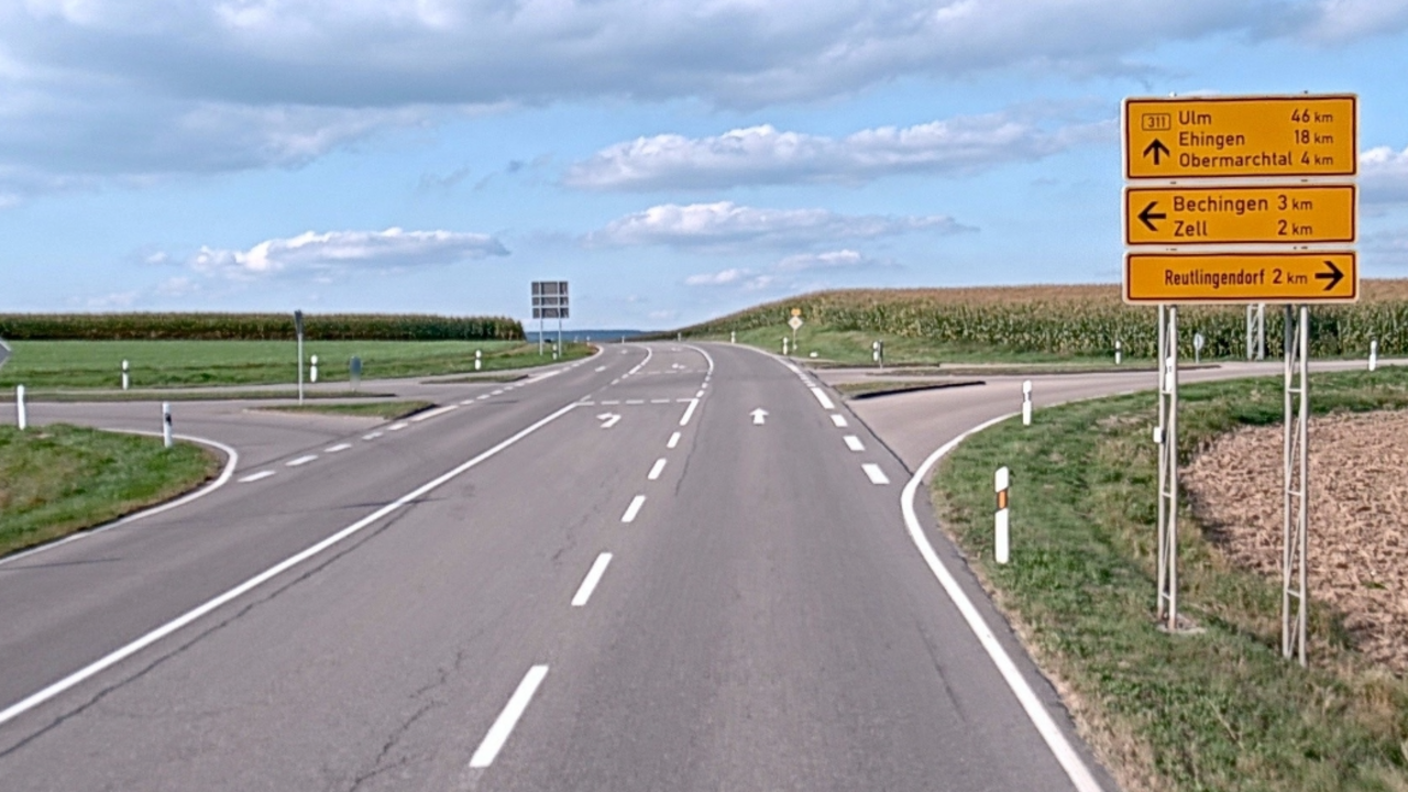 Das Foto zeigt die Bundesstraße 311 zwischen Unlingen und Obermachtal