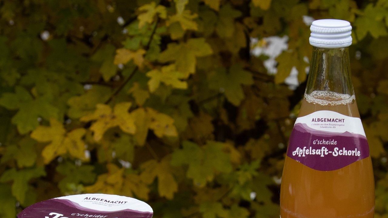 Verschiedene Albgemacht-Produkte auf einem Tisch (Apfelsaft, Marmelade, Jogurt)