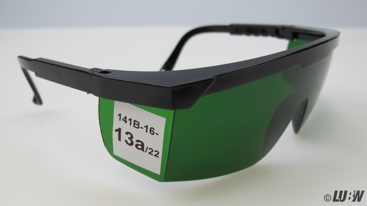 Das Foto zeigt eine Laserschutzbrille mit grünen Brillengläsern. 