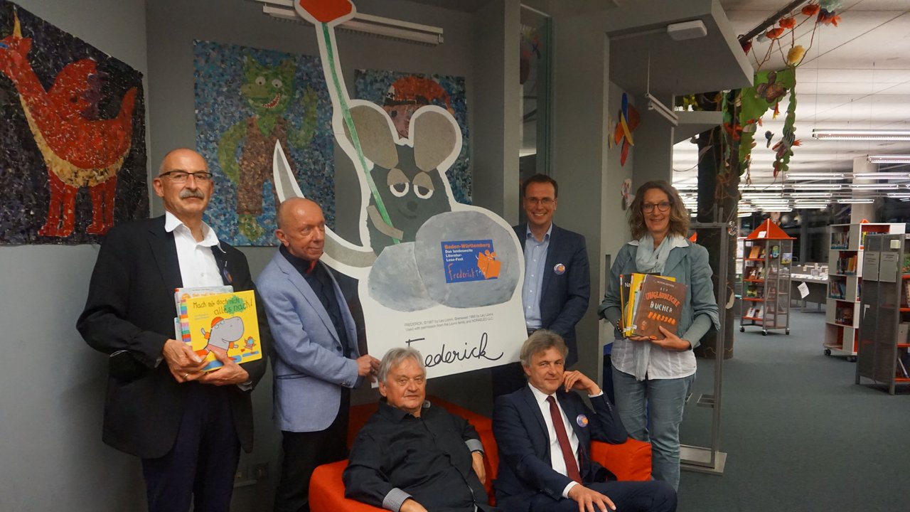 Das Bild zeigt mehrere Teilnehmer der Auftaktveranstaltung zum Frederik Tag in der Stadtbibliothek Ulm