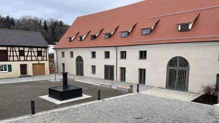 Eberhardzell, Zehntscheuer mit Platz nach der Sanierung