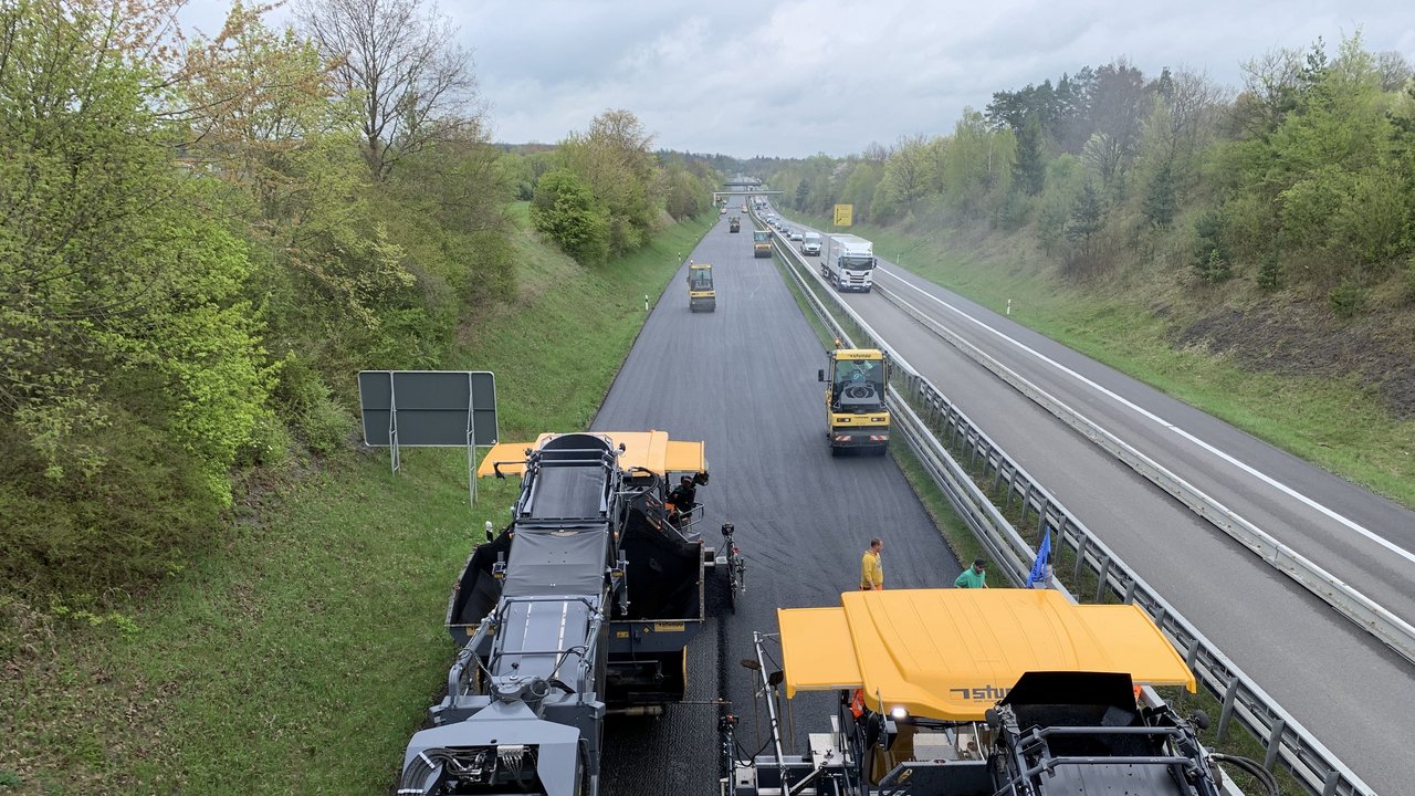 Das Bild zeit Arbeiten bei der Fahrbahndeckenerneuerung auf der B 27 zwischen den Anschlussstellen Hechingen-Mitte und Bodelshausen