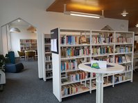 Erwachsenenbereich in der Stadtbibliothek Reutlingen -Zweigstelle Sondelfingen im alten Rathaus