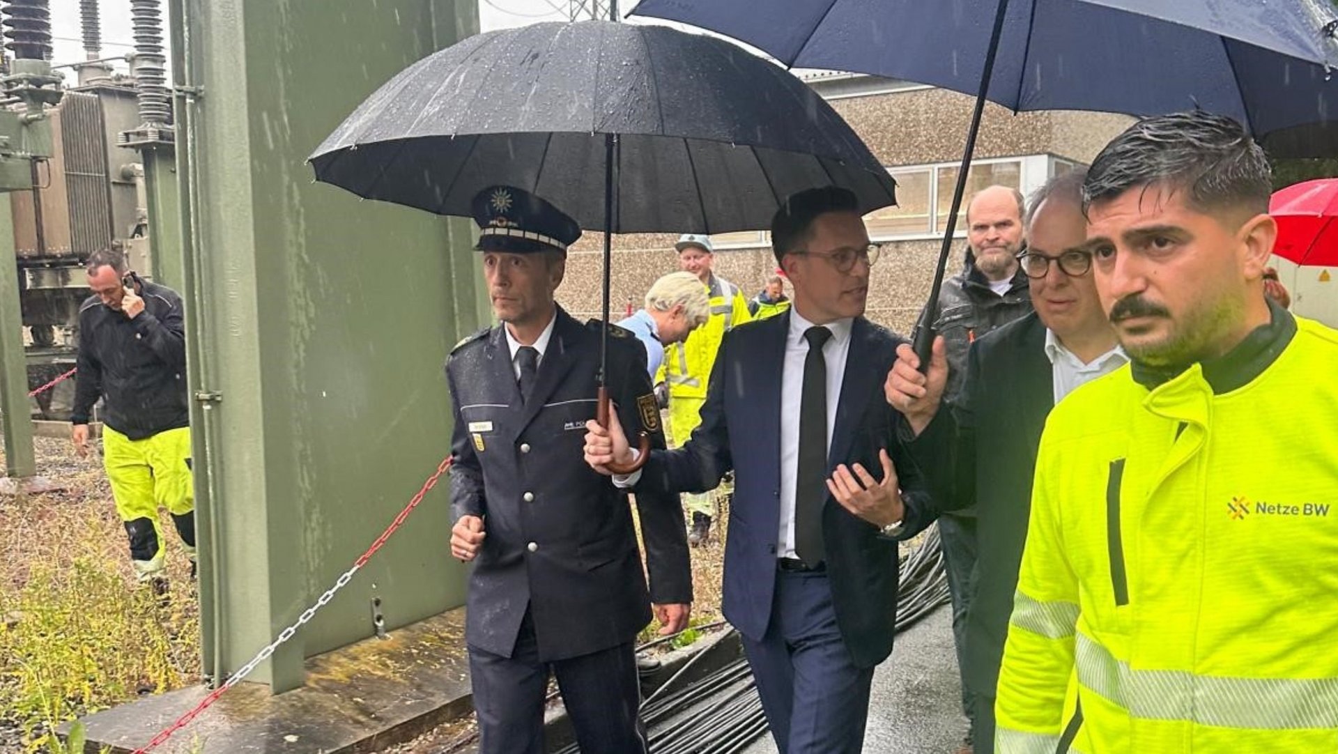 Stv. Ministerpräsident und Innenminister Manuel Hagel MdL mit Oberbürgermeister Keck und Vertretern der Netze BW, der Feuerwehren und Hilfsorganisationen und des Regierungspräsidiums Tübingen vor Ort im Umspannwerk Reutlingenr Stadt und des Regierungspräsidiums Tübingen im Umspannwerk Reutlingen