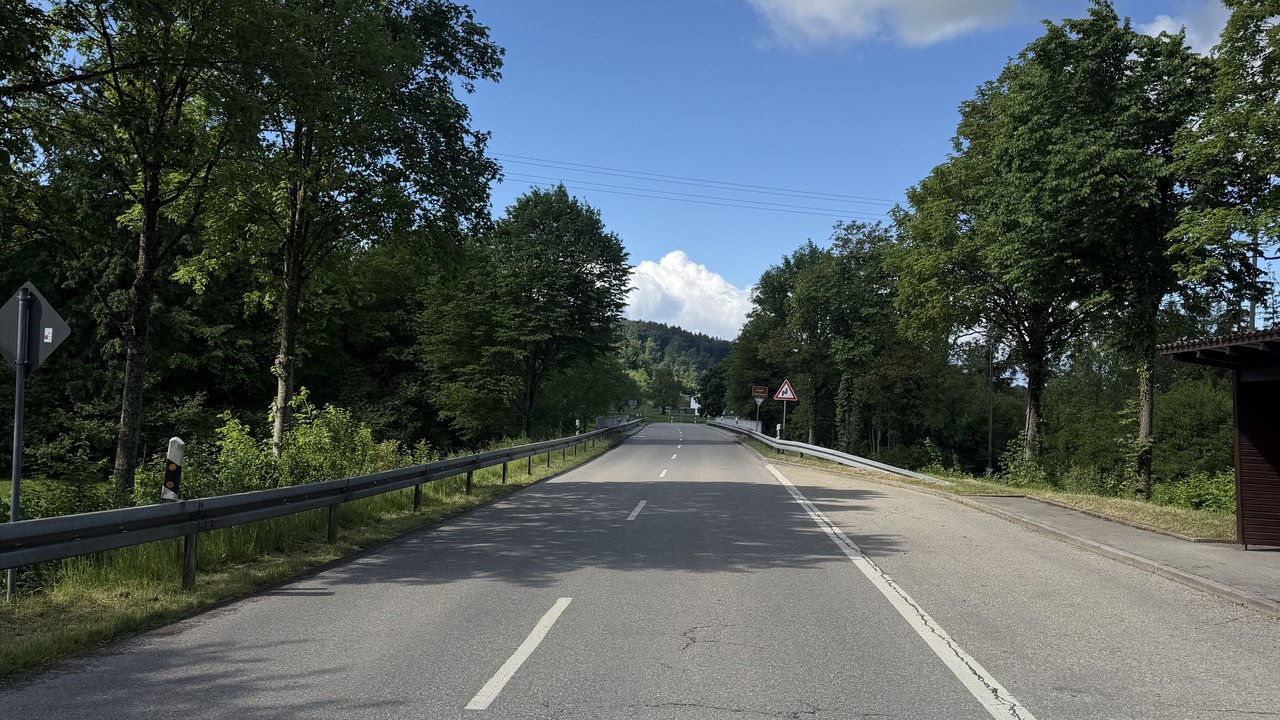 Blick auf die fehlerehafte Aosphaltdecke einer Fahrbahn
