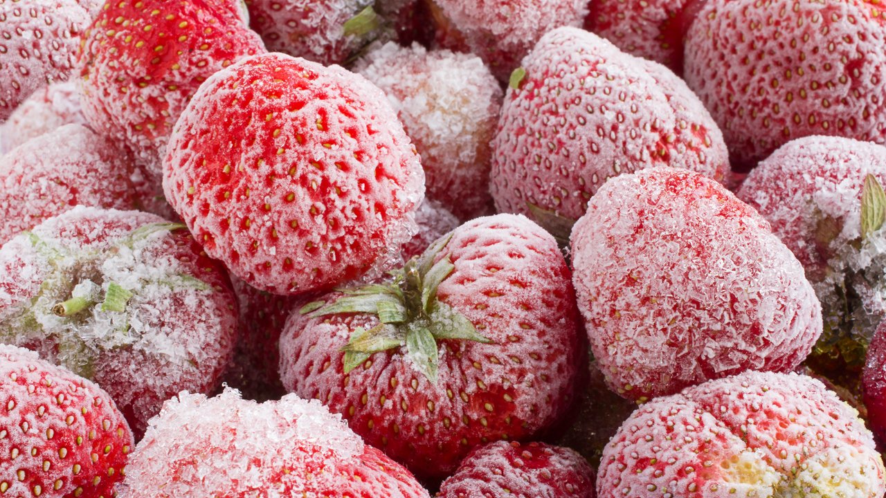 Mehrere Tiefgekühlte rote Erdbeeren