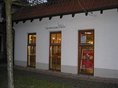 Gemeindebücherei Dotternhausen - aussen Gebäude der Gemeindebücherei Dotternhausen in der Dämmerung mit beleuchteten Fenstern