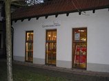 Gemeindebücherei Dotternhausen - aussen Gebäude der Gemeindebücherei Dotternhausen in der Dämmerung mit beleuchteten Fenstern