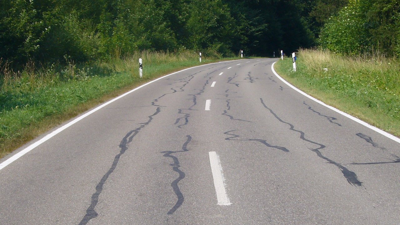 Das Foto zeigt die Fahrbahn der Landesstraße 268 zwischen Heudorf und Wilfingen. Rechts und link der Fahrbahn sieht man eine Wiese.