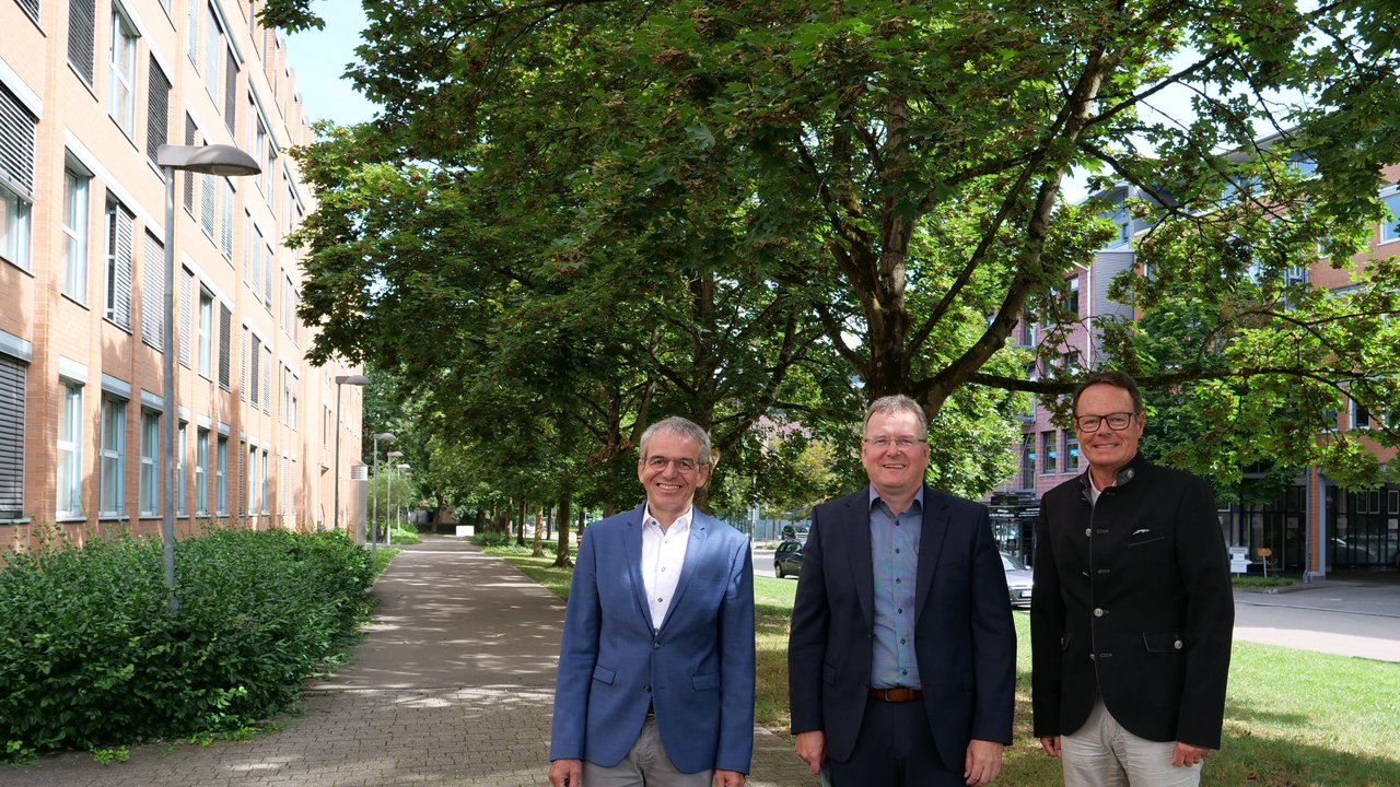 V.l.n.r.: Abteilungsleiter Rainer Hölz, Arnold Goller und Regierungspräsident Klaus Tappeser
