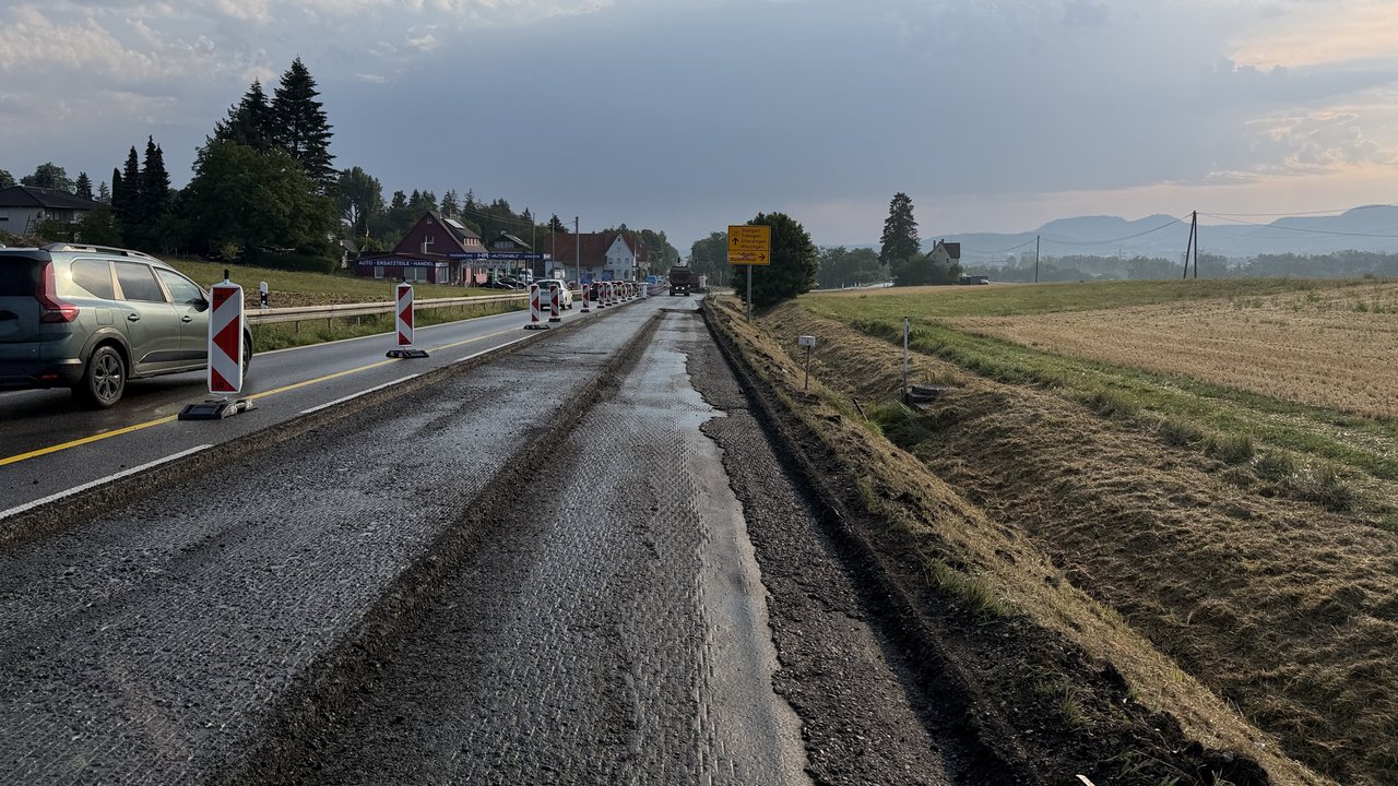 Das Foto zeigt die Fräsarbeiten auf der B 27 im Zuge der Fahrbahndeckenerneuerung