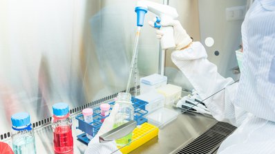 Im Labor unter sicheren Bedingungen arbeiten