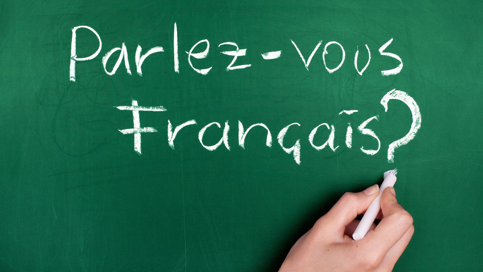 Auf einer grünen Tafel steht mit weißer Kreide: Parlez-vous Francais? Sprechen sie französisch?