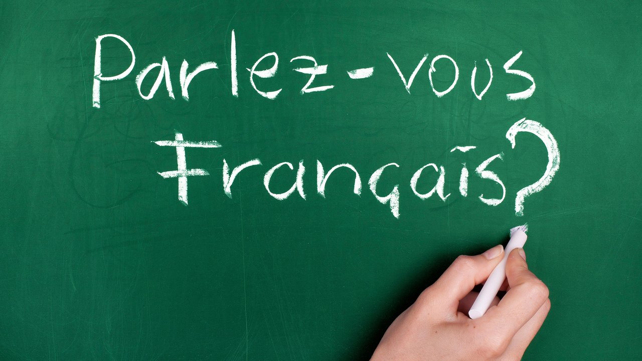 Parlez-vous Francais? Sprechen sie französisch? Auf einer grünen Tafel steht mit weißer Kreide: Parlez-vous Francais? Sprechen sie französisch?