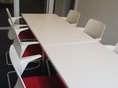 Stadtbücherei Albstadt-Ebingen: Lernstudio Lernstudio mit langem Arbeitstisch und Stühlen in der Stadtbücherei Albstadt-Ebingen