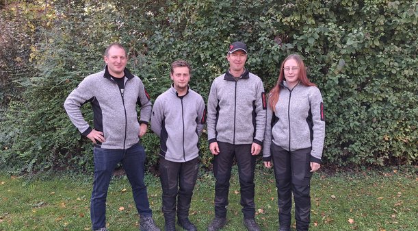 Auf dem Foto sind die Wasserbauarbeiterin und die 3 Wasserbauarbeiter vom Betriebshof Sigmaringen, Referat 53.1, zu sehen
