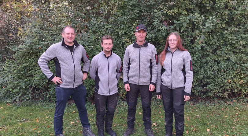 Auf dem Foto sind die Wasserbauarbeiterin und die 3 Wasserbauarbeiter vom Betriebshof Sigmaringen, Referat 53.1, zu sehen