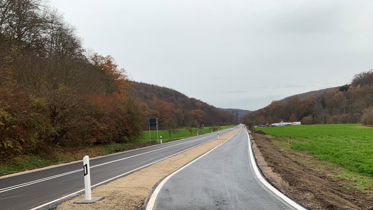Das Bildzeigt die L 1208 zwischen Lustnau und Bebenhausen; links und rechts Wiesen und Wald