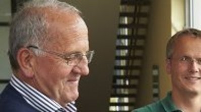 Zwei Männer unter halten sich