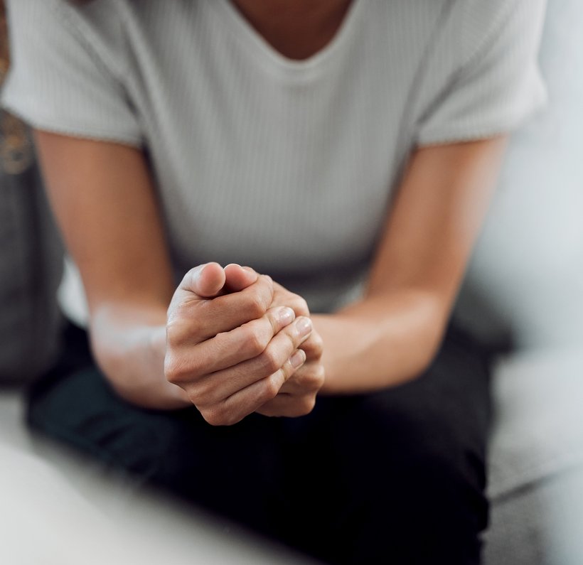 Blick auf die Hände einer jungen Frau im Beratungsgespräch