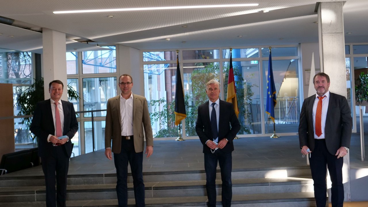Regierungspräsident Klaus Tappeser, Steffen Kircher, Adrian Bacher und Abteilungsleiter Uwe Alle im Foyer der Regierungspräsidiums Tübingen