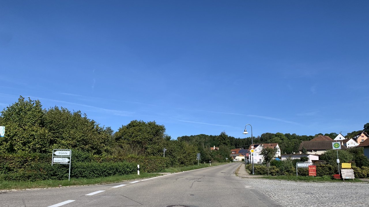 Das Foto zeigt die L196 zwischen Rohrdorf und Kreenheinstetten vor Beginn der Baumaßnahme