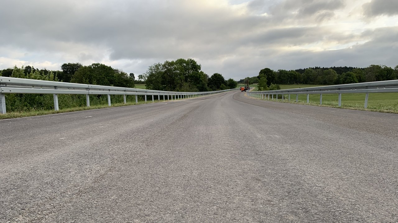 Das Foto zeigt die erneuerte Fahrbahn der L 196 zwischen Meßstetten-Hartheim und Meßstetten und das neue Schutzplankensystem