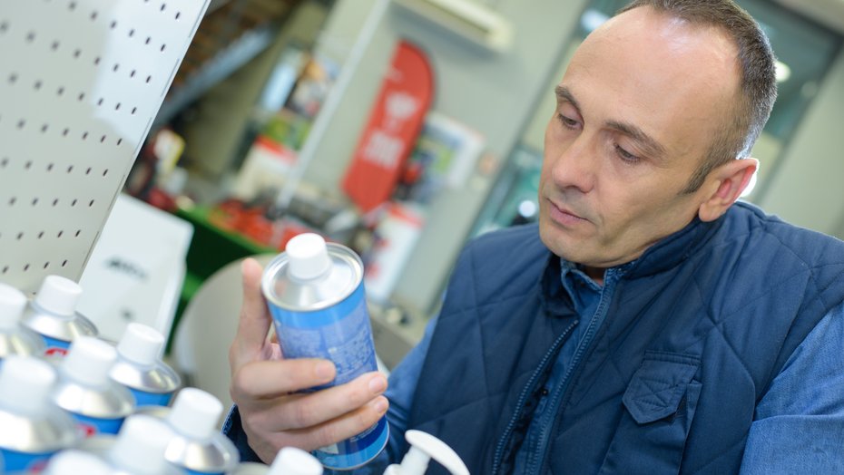 Verbraucher überprüft Inhaltstoffe