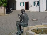 StadtBücherei im Pfleghof Langenau StadtBücherei im Pfleghof Langenau - Lesede Figur im Aussenbereich