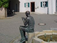 StadtBücherei im Pfleghof Langenau - Lesede Figur im Aussenbereich