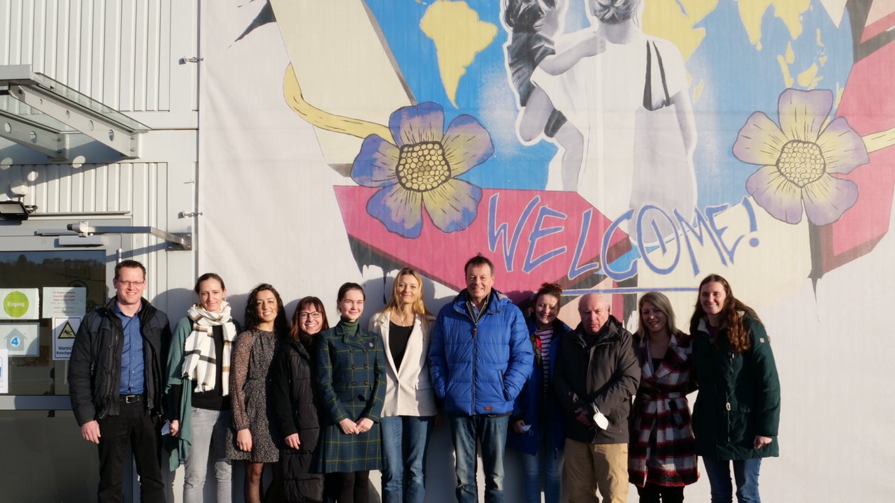 Gruppenbild mit RP Tappeser und Mitarbeitenden in der EA Tübingen