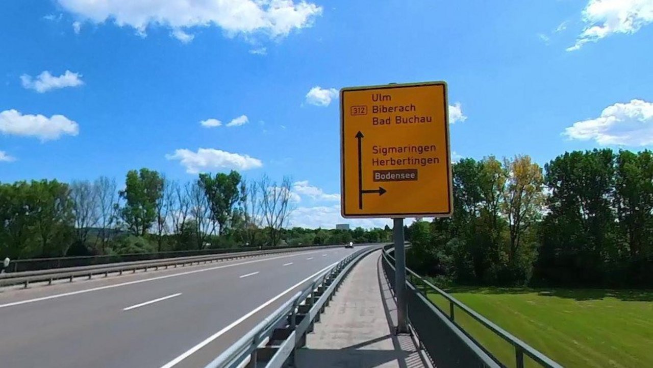 Das Foto zeigt die B 312 in Fahrtrichtung Ulm